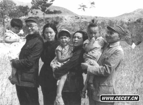 1945꣬Сƽ׿աСٻǵĺںӱ䰲Ӱ