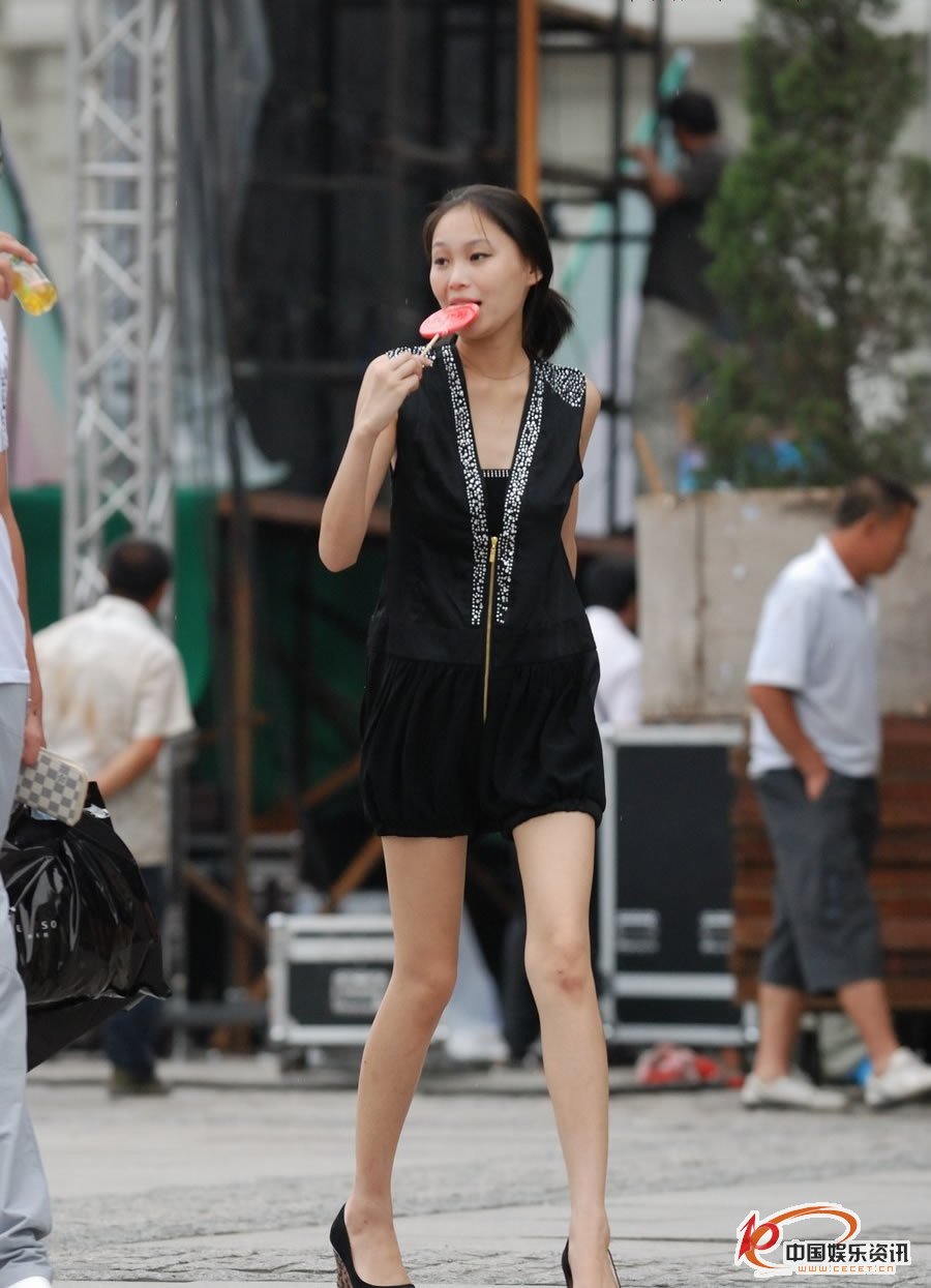 街拍的连身裙长细腿苗条妹妹 中国娱乐资讯网cecet Cn