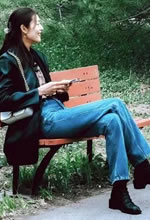 刘雯坐在公园长椅上简