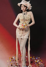 张紫宁踏过灿烂花海