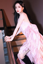 陈卓璇粉色荷叶边层叠