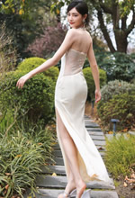 许佳琪吊带白裙优雅知性