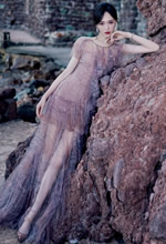 唐嫣漫步神秘古堡陷入旖旎梦境