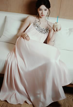 王楚然暮色漫过裙摆微光萦绕