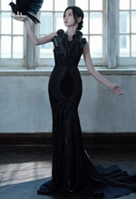 于文文黑裙垂落似银河倾泻