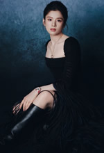 张婧仪墨色长裙轻盈摇曳