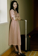 周冬雨将盛夏装进行囊