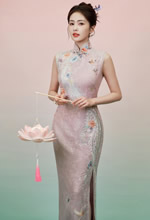 白鹿着一身旗袍身姿摇曳