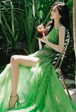 白鹿流光溢彩绽放生动神采