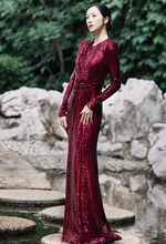 韩雪裹着碎金的霓虹在风里轻轻晃