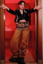 李斯丹妮踩碎霓虹的倒影