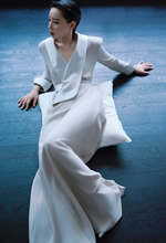 李斯丹妮化身一尊流动的雕塑